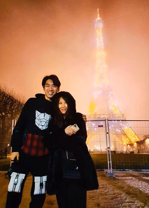 K-ICM và mẹ nuôi hiện đã khóa trang cá nhân nên không thể xác thực bức ảnh nắm tay lẫn lời chú thích có phải của hai người này hay không.