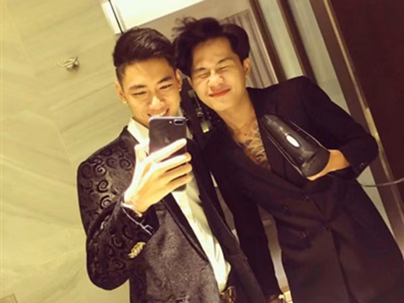 Jack và K-ICM vốn có mối quan hệ rất thân thiết. Ngoài ra, cả hai còn là cặp song ca ăn ý với loạt hit như "Sóng gió", "Bạc phận", "Hồng nhan".