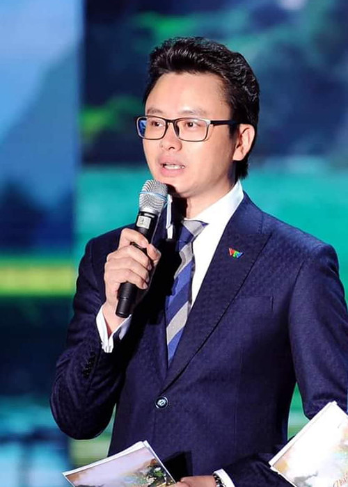 Trong lần hiếm hoi chia sẻ về tổ ấm nhỏ, Hữu Bằng cho biết, vợ của anh không bao giờ xem các chương trình anh dẫn. Về con trai, nam MC rất thân với con.