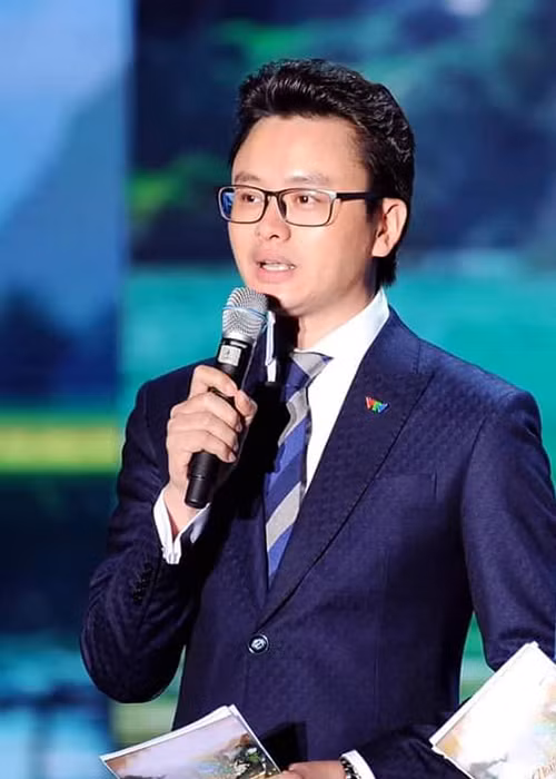 Trong lần hiếm hoi chia sẻ về tổ ấm nhỏ, Hữu Bằng cho biết, vợ của anh không bao giờ xem các chương trình anh dẫn. Về con trai, nam MC rất thân với con.