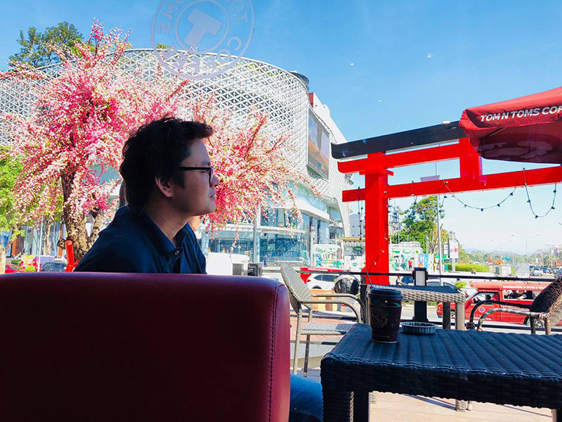 Trong cuộc phỏng vấn với VOV, Hữu Bằng tiết lộ con trai không thích nghề của bố. "Cậu nhóc luôn than phiền: “Cái nghề gì mà thứ bảy, chủ nhật cũng phải đi làm", nam MC cho hay.