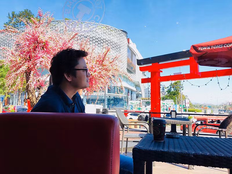 Trong cuộc phỏng vấn với VOV, Hữu Bằng tiết lộ con trai không thích nghề của bố. "Cậu nhóc luôn than phiền: “Cái nghề gì mà thứ bảy, chủ nhật cũng phải đi làm", nam MC cho hay.