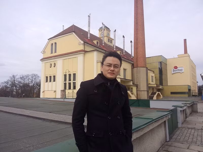 Có thể thấy rằng nam MC của Thời sự 19h là ông bố cuồng con.