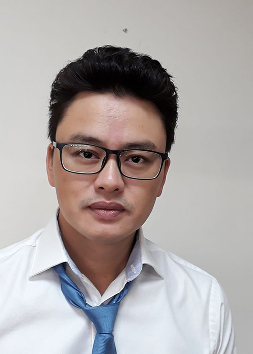 Nam MC của Thời sự 19h chia sẻ trong cuộc phỏng vấn với Vietnamnet, anh hay được con trai bênh. "Ví dụ chẳng may bố đi uống rượu về hơi quá chén, mẹ than nồng nặc mùi rượu, thằng bé sẽ bảo: “Làm gì có mùi rượu. Mùi rượu ở hết ngoài quán rồi”, sau đó thì ôm chặt lấy bố", Hữu Bằng hạnh phúc kể.