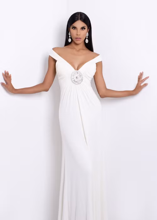 Đại diện Venezuela – Isabella Rodriguez có thể sẽ tiến xa trong chung kết. Isabella hiện lọt top 40 chung cuộc nhờ chiến thắng Thử thách đối đầu. Được biết, đại diện Venezuela còn lọt top 40 Người đẹp trình diễn thời trang, top 10 Hoa hậu Nhân ái.