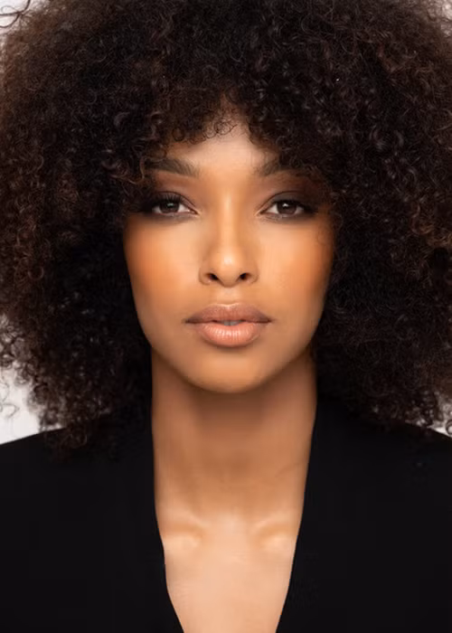 Đại diện Pháp – Ophely Mezino là một trong 10 thí sinh có dự án nhân ái xuất sắc. Ở phần thi Người đẹp trình diễn thời trang, cô giành vị trí thứ 4. Đại diện Pháp còn lọt top 4 phần thi Người đẹp thể thao. Khán giả quê nhà chờ đợi Ophely sẽ tiến sâu trong chung kết.