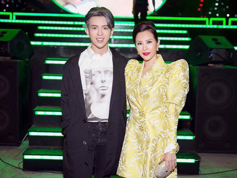 Theo lời Thu Hoài, cô biết con trai có sự thay đổi giới tính lúc 14 tuổi. Đối với Thu Hoài, cô không xấu hổ hay giấu giếm việc cậu quý tử đầu lòng là người đồng tính.