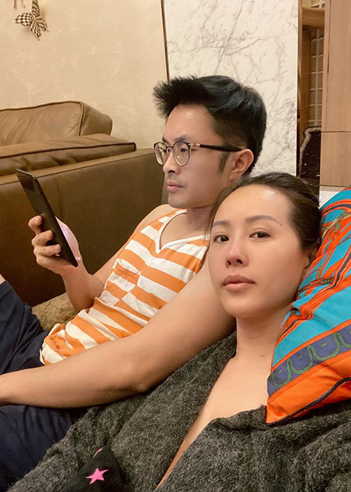 Gia đình Trí Tống lúc đầu phản đối mạnh mẽ mối quan hệ của cặp đôi. Trên Tri thức trẻ, Thu Hoài tiết lộ mẹ Trí Tống gay gắt tại sao lại yêu Thu Hoài, người phụ nữ vừa lớn tuổi lại còn nuôi 3 đứa con một mình.