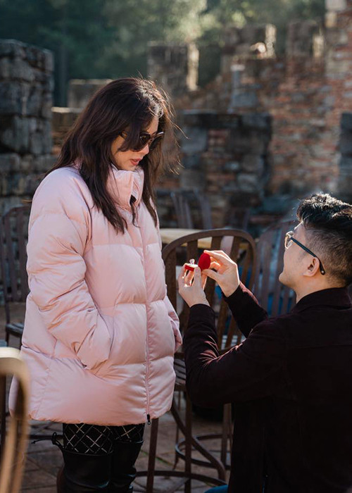 Trong chuyến du lịch ở Mỹ mới đây, Hoa hậu Thu Hoài nhận lời cầu hôn của doanh nhân Trí Tống. Được biết, cả hai hẹn hò đã được 4 năm.