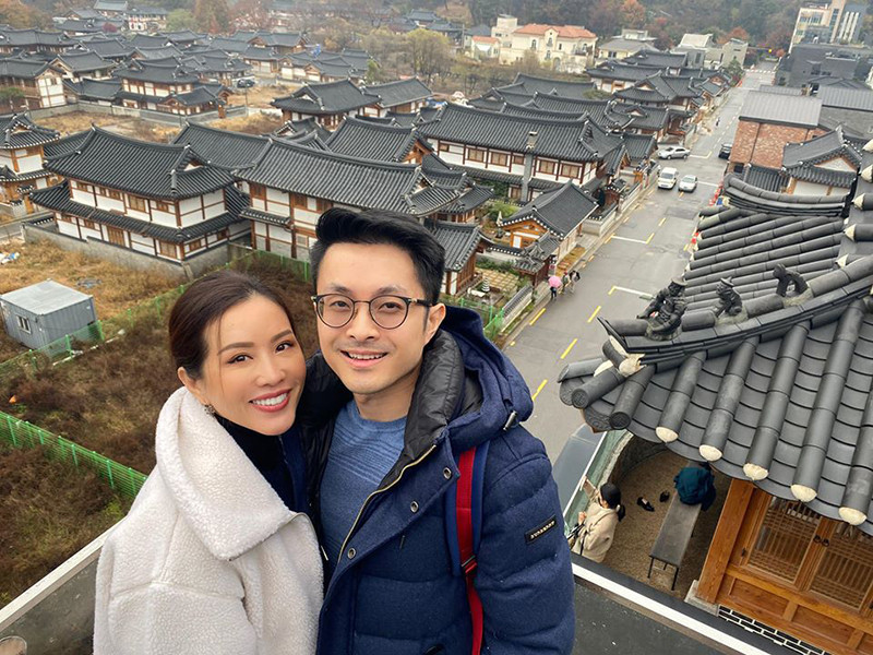 Bạn trai của Hoa hậu Thu Hoài sinh năm 1986 kém Thu Hoài tới 10 tuổi. Anh không chỉ chiều chuộng Thu Hoài mà còn yêu thương 3 người con riêng của cô.