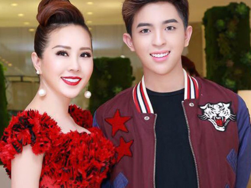 Phúc Tín sở hữu vẻ ngoài điển trai không kém một hot boy. Năm 2017, Hoa hậu Thu Hoài tiết lộ Phúc Tín thuộc giới tính thứ 3.