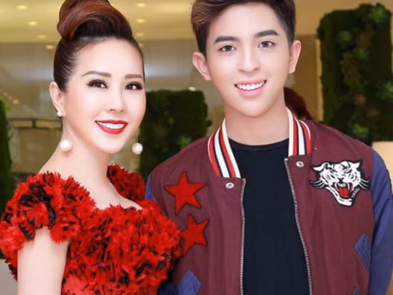 Phúc Tín sở hữu vẻ ngoài điển trai không kém một hot boy. Năm 2017, Hoa hậu Thu Hoài tiết lộ Phúc Tín thuộc giới tính thứ 3.