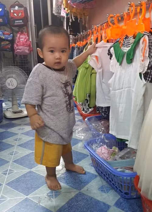 Cậu nhóc được người hâm mộ Chiến Thắng khen ngợi kháu khỉnh.