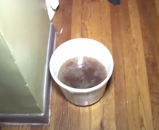 Be trai 6 tuoi bi bo duong tra tan den chet trong can nha ban thiu tan hoang-Hinh-5