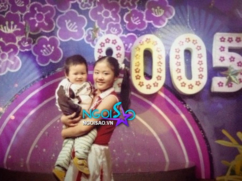 Văn Mai Hương có một cậu em trai tên Văn Đức Dũng. Năm nay, Đức Dũng 15 tuổi, sang Canada du học hồi tháng 3.