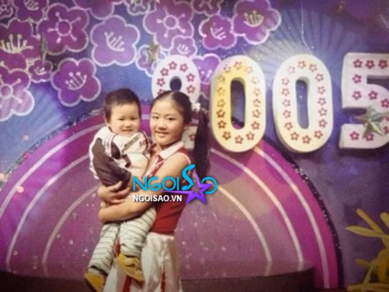 Văn Mai Hương có một cậu em trai tên Văn Đức Dũng. Năm nay, Đức Dũng 15 tuổi, sang Canada du học hồi tháng 3.