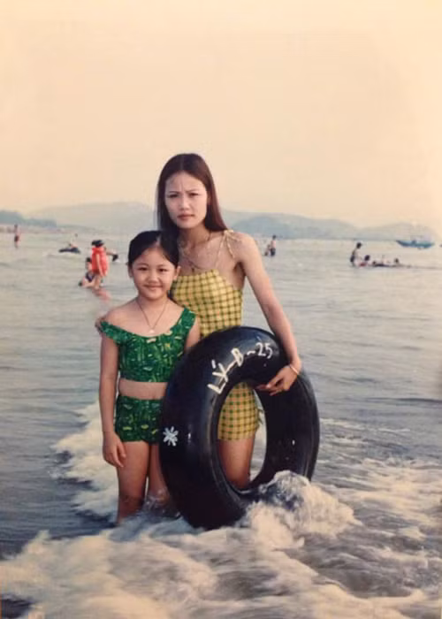 Nữ ca sĩ tươi rói bên mẹ trong chuyến du lịch.