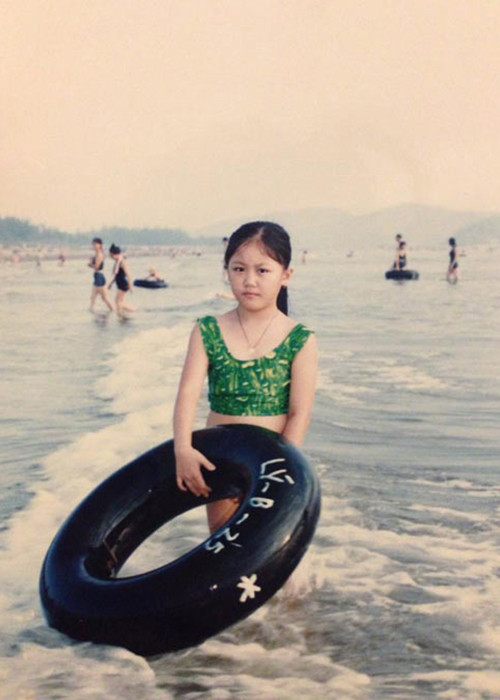 Nữ ca sĩ càng lớn càng mũm mĩm. Trong ảnh, Văn Mai Hương đi nghỉ mát ở biển Cửa Lò, Nghệ An dịp hè năm lớp ba.