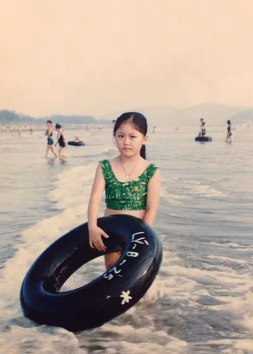 Nữ ca sĩ càng lớn càng mũm mĩm. Trong ảnh, Văn Mai Hương đi nghỉ mát ở biển Cửa Lò, Nghệ An dịp hè năm lớp ba.