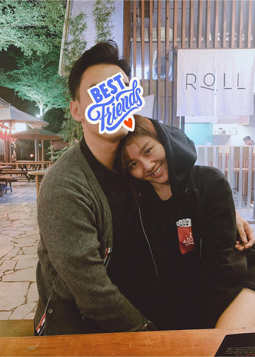 Gần đây, Văn Mai Hương liên tục chia sẻ hình ảnh tình tứ bên bạn trai giấu mặt.