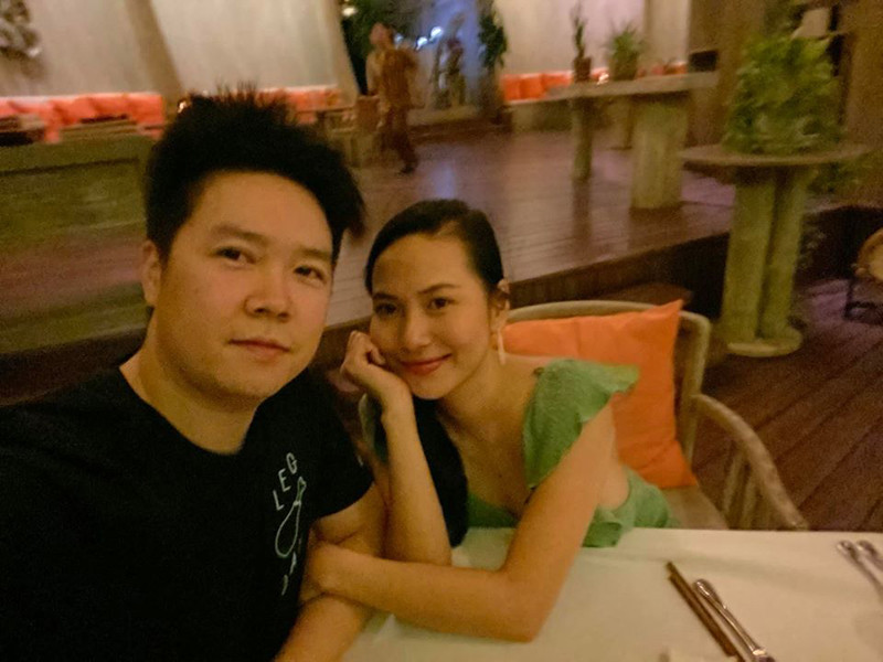 Tháng 1/2019, Lê Hiếu kết hôn cùng bạn gái ngoài ngành giải trí. Hiện tại, cuộc hôn nhân của nam ca sĩ rất hạnh phúc.