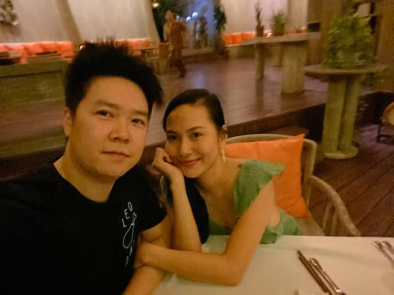 Tháng 1/2019, Lê Hiếu kết hôn cùng bạn gái ngoài ngành giải trí. Hiện tại, cuộc hôn nhân của nam ca sĩ rất hạnh phúc.