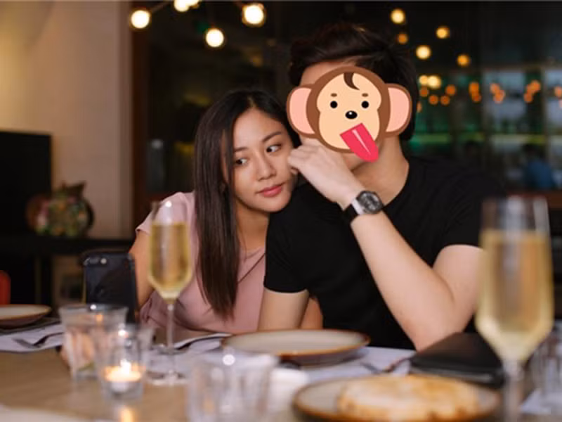 Năm 2016, Văn Mai Hương công khai hẹn hò Gia Lộc. Bạn trai của nữ ca sĩ bằng tuổi cô, từng đi du học và làm thanh tra xây dựng.