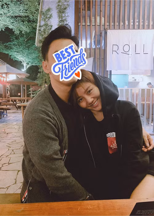 Gần đây, Văn Mai Hương liên tục chia sẻ hình ảnh tình tứ bên bạn trai giấu mặt.