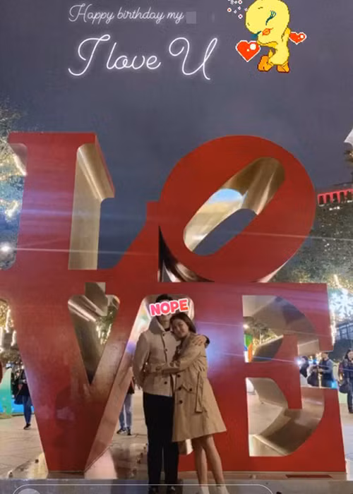 Trong một chương trình talkshow, nữ ca sĩ tiết lộ bạn trai không thuộc showbiz và đã yêu thầm cô trong 6 tháng.