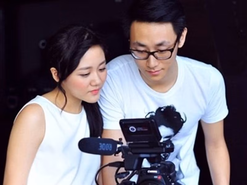 Năm 2014, Văn Mai Hương vướng nghi vấn yêu Rocker Nguyễn vì thường xuyên xuất hiện thân thiết bên nam ca sĩ.