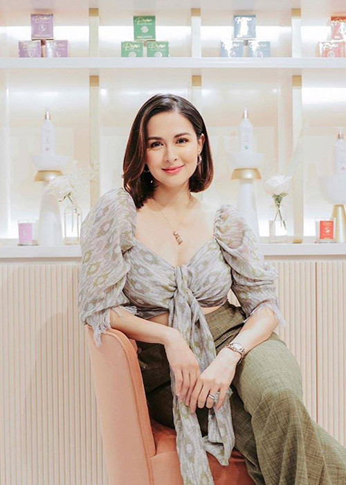 Năm 2014, Marian lên xe hoa với nam diễn viên Dingdong Dantes. Cả hai bén duyên qua những lần đóng chung phim và hẹn hò được 6 năm mới tổ chức đám cưới.