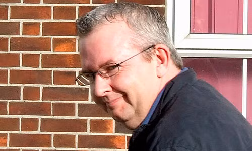 Tan do chi em tren mang, nguoi dan ong dung chieu ky quai du len giuong