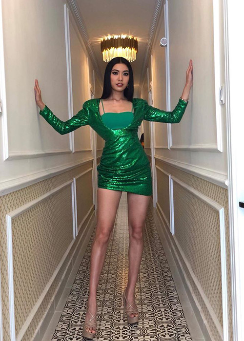 Trước bán kết, Thúy Vân ẵm giải Người đẹp truyền thông do khán giả bình chọn qua mạng.