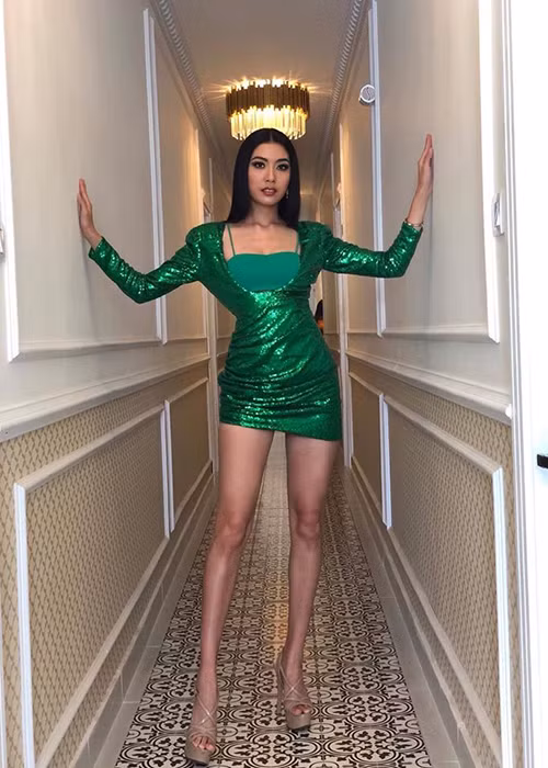 Trước bán kết, Thúy Vân ẵm giải Người đẹp truyền thông do khán giả bình chọn qua mạng.