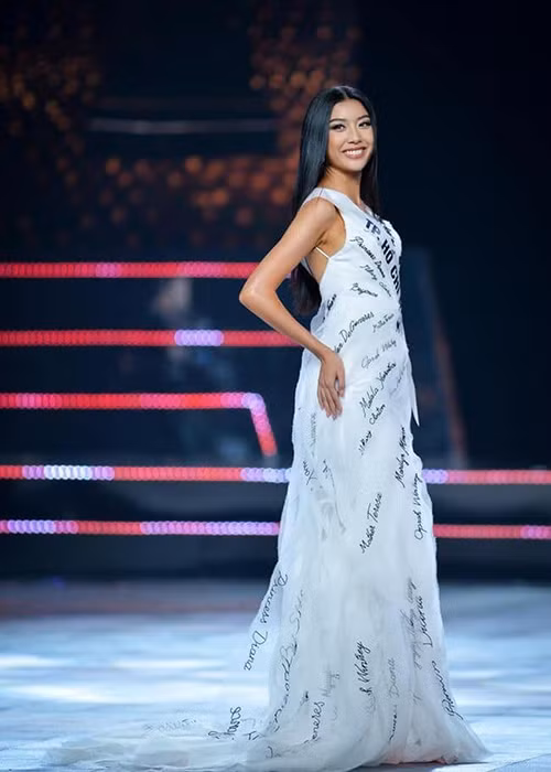 Sự cố Thúy Vân lộ ngực trước ống kính khiến cô trở thành tâm điểm của dư luận.