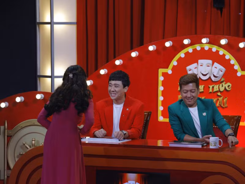 Ở "Giọng ải giọng ai", cặp danh hài đóng vai trò người bình luận. Ở "Thách thức danh hài", cả hai làm giám khảo. Còn ở "Ơn giời cậu đây rồi”, Trường Giang và Trấn Thành làm trưởng phòng. Ảnh: Zing