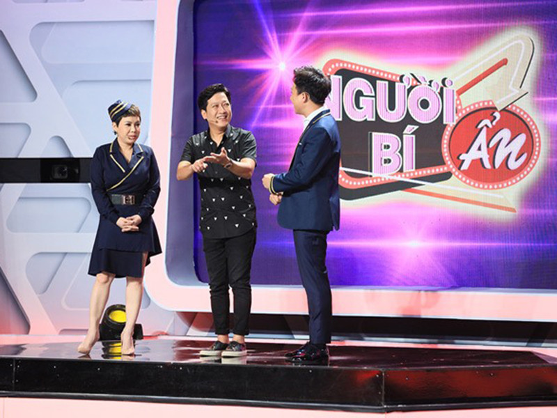 Ở “Người bí ẩn”, Trường Giang thay thế Trấn Thành ở vị trí MC. Còn Trấn Thành cùng ngồi ghế nóng với Việt Hương với tư cách là đội chủ nhà.