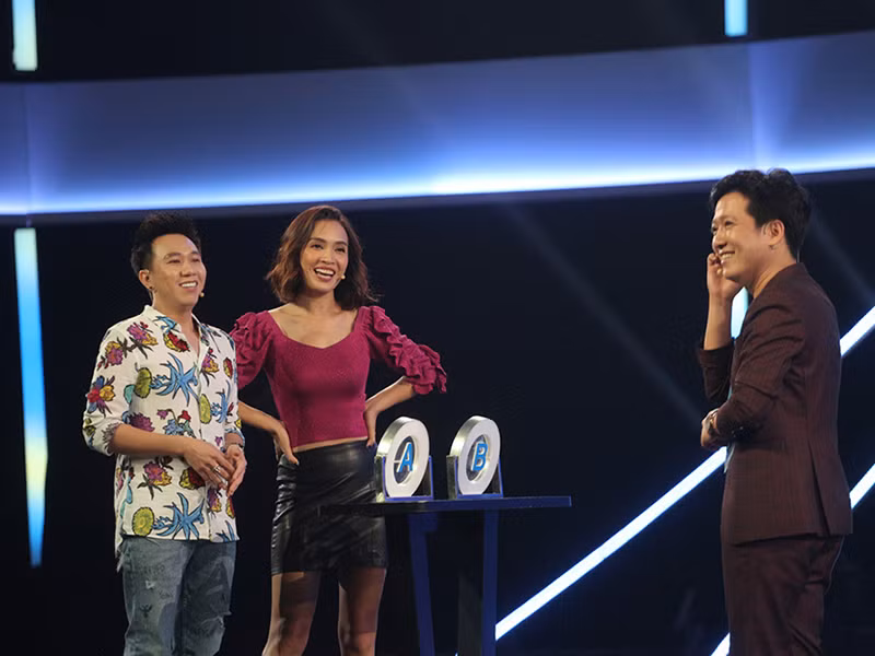 Ngoài “Nhanh như chớp”, gameshow “Tường lửa” cũng có sự góp mặt của ông xã Nhã Phương với vai trò dẫn chương trình. Ảnh: Vietnamnet