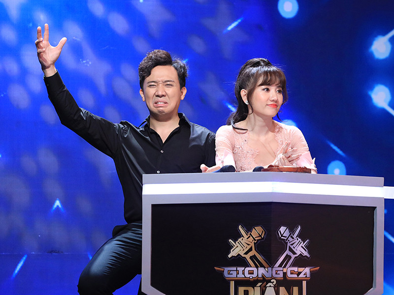 Về chương trình riêng, Trấn Thành làm MC chương trình “Giọng ca bí ẩn”. Người đồng hành cùng nam danh hài là bà xã Hari Won. Ảnh: Thể thao văn hóa