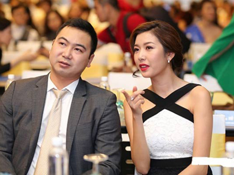 Vừa bước ra từ cuộc thi Hoa hậu Hoàn vũ Việt Nam 2019 giống Khánh Vân, Thúy Vân từng hẹn hò doanh nhân Tuấn John.