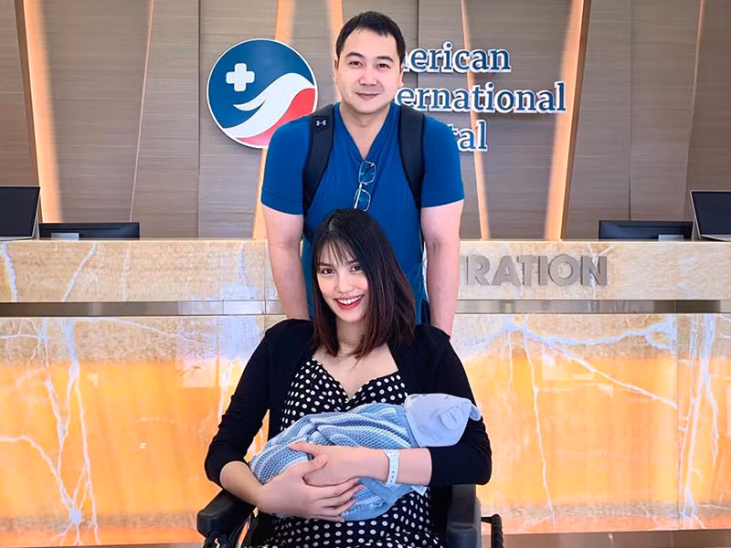 Sau khi chia tay Thúy Vân, Tuấn John yêu và kết hôn với Lan Khuê. Cả hai hiện có một cậu con trai.