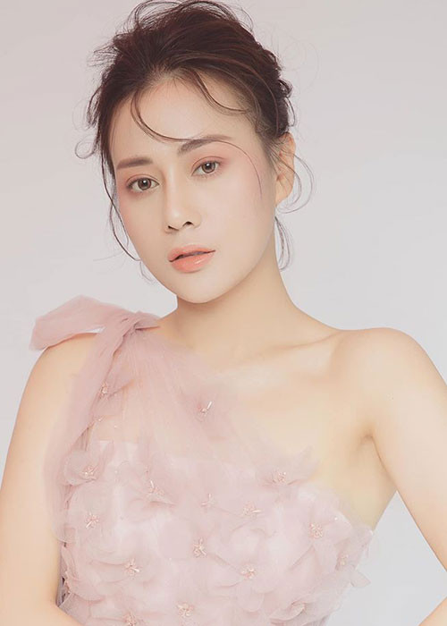 "Tôi chỉ thấy lạ vì anh ta không giống bình thường gì chặt tôi rất mạnh. Đúng lúc sắp bị cưỡng hiếp tôi đã kịp phản xạ đạp vào chỗ hiểm của hắn và chạy thoát”, Phương Oanh kể.