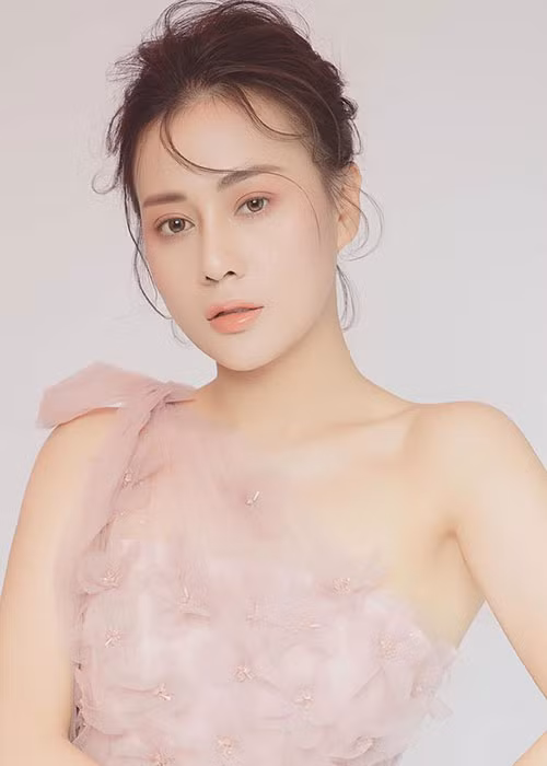 "Tôi chỉ thấy lạ vì anh ta không giống bình thường gì chặt tôi rất mạnh. Đúng lúc sắp bị cưỡng hiếp tôi đã kịp phản xạ đạp vào chỗ hiểm của hắn và chạy thoát”, Phương Oanh kể.