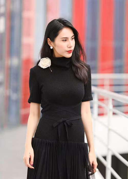 Thủy Tiên chỉ thoát khỏi nhà của bảo mẫu khi mẹ của cô vô tình nhìn thấy những vết thương mưng mủ trên vành tai của con gái.