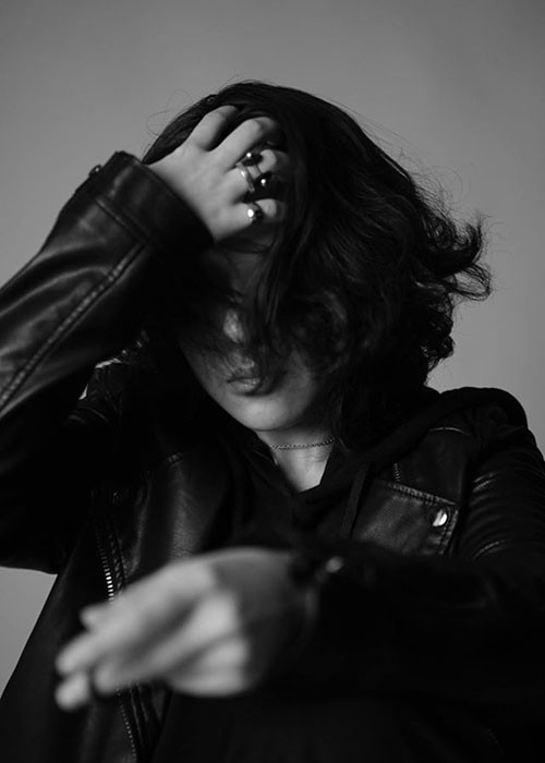 “Đáng lý ra ở cái tuổi đó, tôi phải hồn nhiên, cởi mở với bạn bè hơn nhưng tôi lại sợ hãi, khép kín tất cả mọi thứ và cảm thấy không thể yêu được ai”, Tiên Tiên nói.