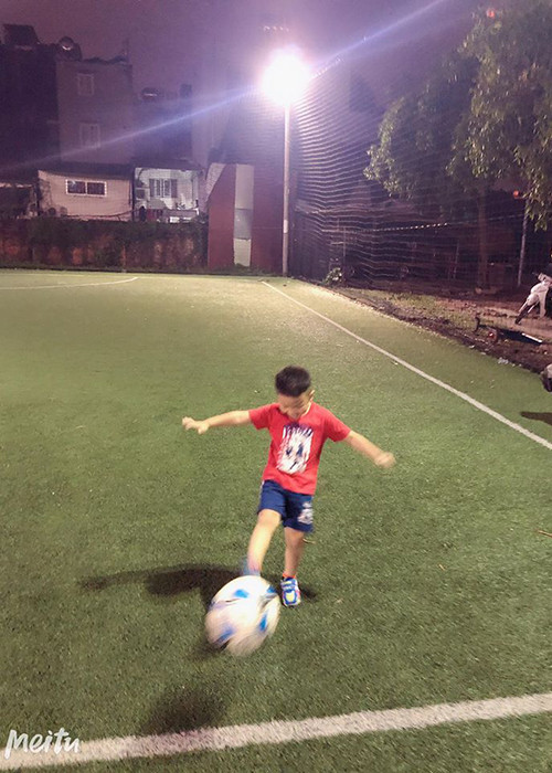 Nam diễn viên đăng tải khoảnh khắc con trai chơi bóng đá cùng bố.