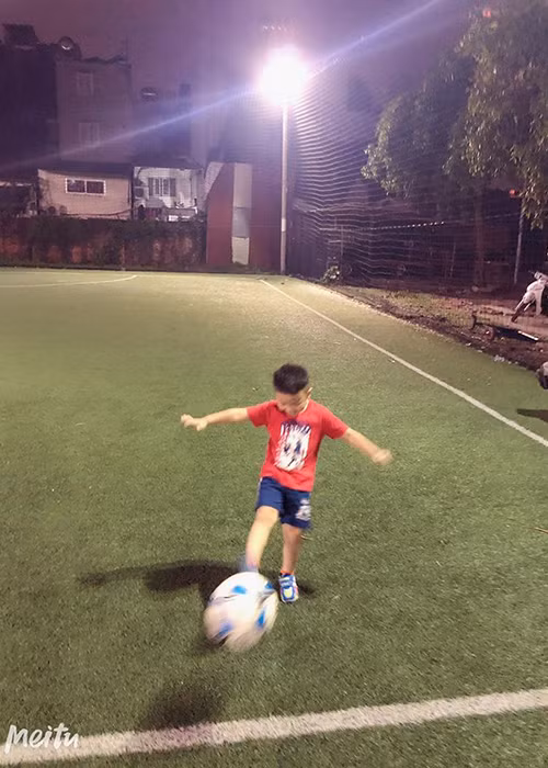 Nam diễn viên đăng tải khoảnh khắc con trai chơi bóng đá cùng bố.