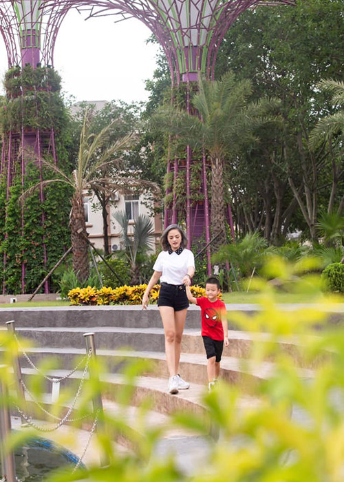 Con trai của Thu Quỳnh có chiều cao vượt trội so với bạn bè đồng trang lứa.