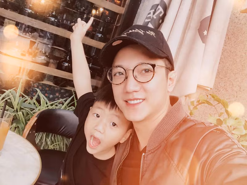 Thu Quỳnh được quyền nuôi con trai còn Chí Nhân vẫn thường xuyên đến đón con đi chơi.