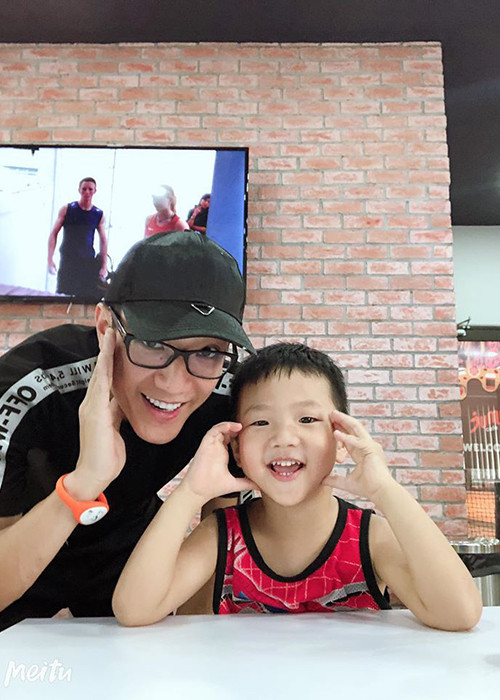 Niềm vui của Chí Nhân là có con trai bên cạnh để chăm sóc và yêu thương con.